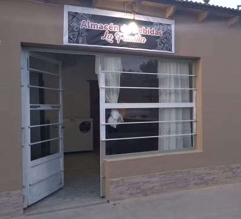 ALMAC&Eacute;N DE BEBIDAS LA FAMILIA