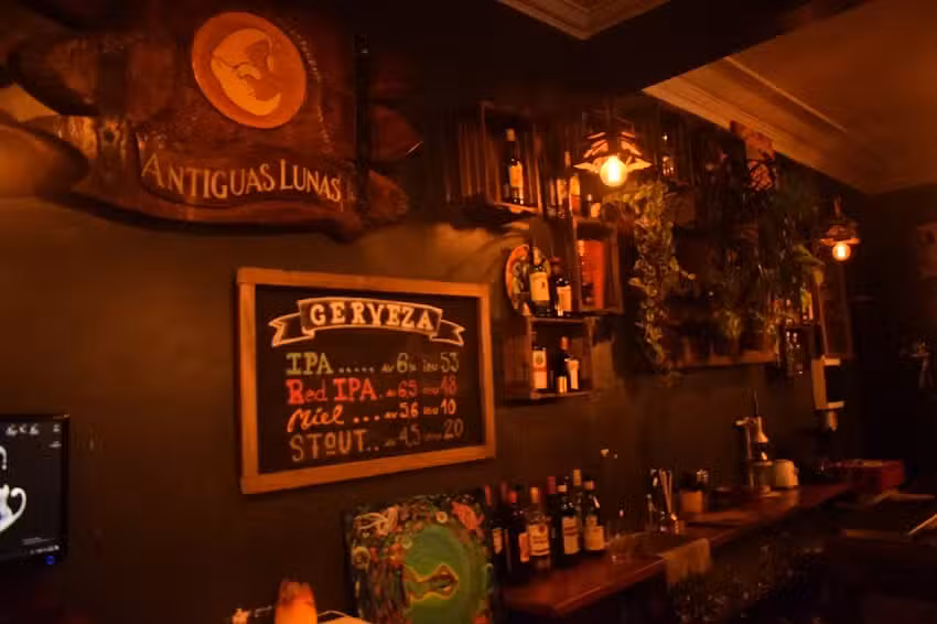 Antiguas Lunas Y El Gato Negro