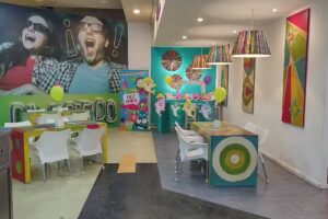 Aruma pinta lomos .Patio de comidas Hiper libertad