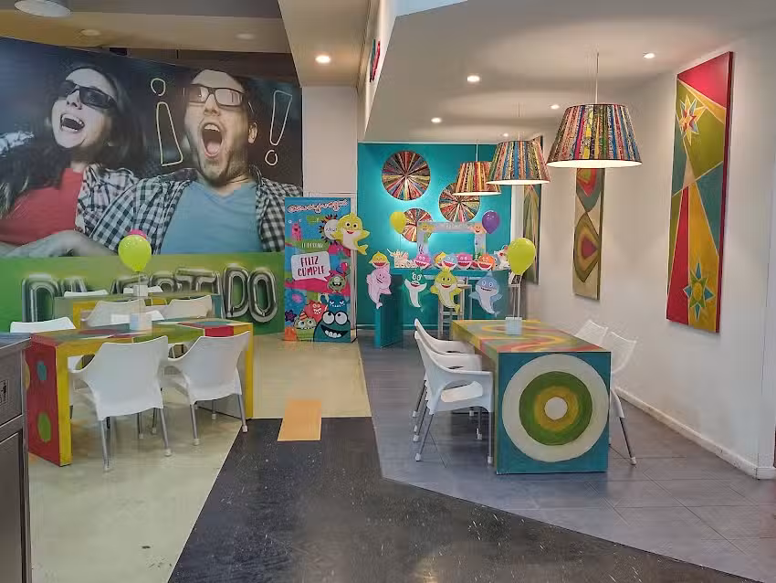 Aruma pinta lomos .Patio de comidas Hiper libertad