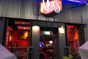 BAR DE MOES