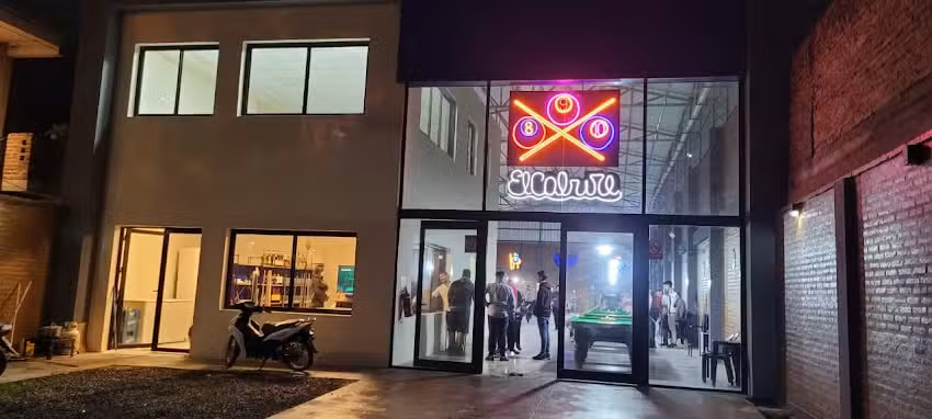 Cabur&eacute; Pool Bar