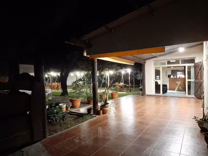 Casa ikal- Hoster&iacute;a & Restobar