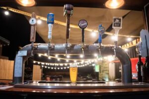 Cerveceria Bier 26 , F&aacute;brica de cerveza Artesanal kullbrewing.co , Cocteleria , Patio de Comidas