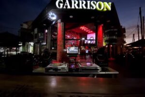 El garrison bar