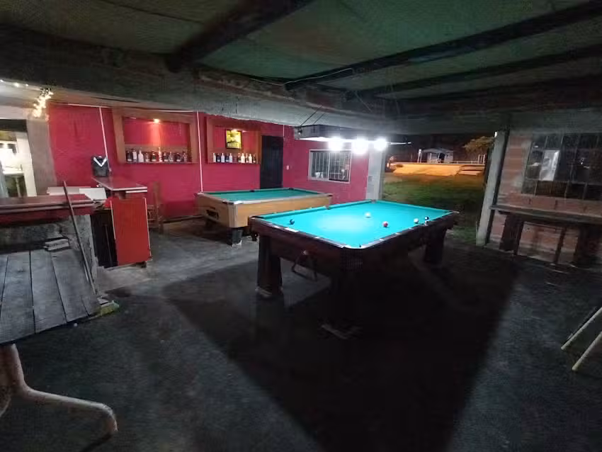 El Refugio bar-pool