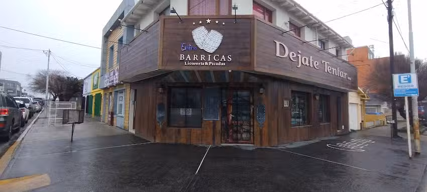 ENTRE BARRICAS | Licorer&iacute;a y Picadas