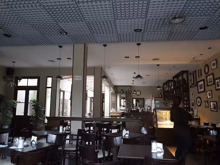 Fil&iacute;pides Caf&eacute; & Bar