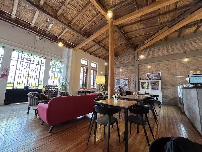 FLORA &ndash; Brunch & Caf&eacute; & Bar