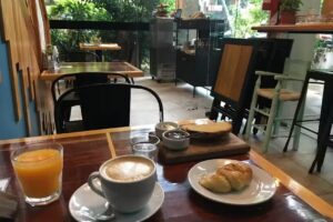 Four Fingers Caf&eacute; Bar