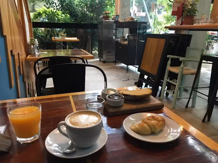 Four Fingers Caf&eacute; Bar