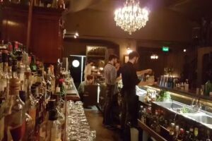 FRANK’S – Moments & Drinks