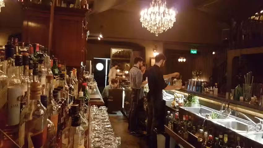 FRANK&rsquo;S &ndash; Moments & Drinks