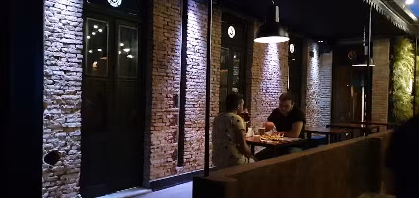 Hook Bar Luj&aacute;n