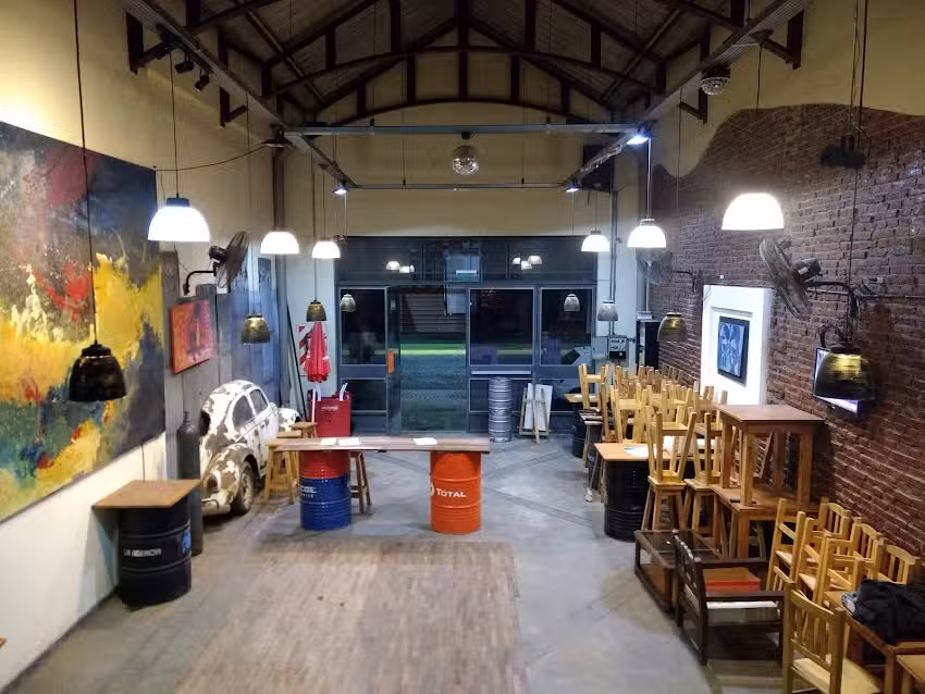 la agencia atelier de cervezas y restobar