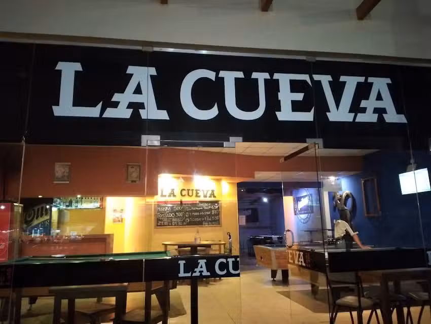 La cueva bar & pool