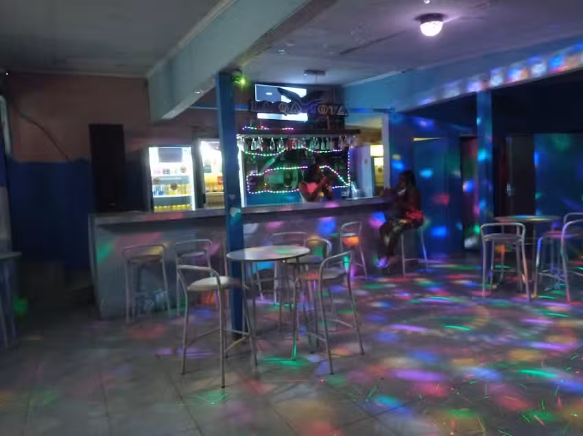 La gaviota pool y bar