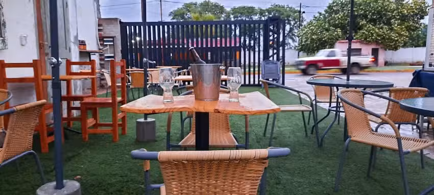 La linda patio cervecero &ndash; bar