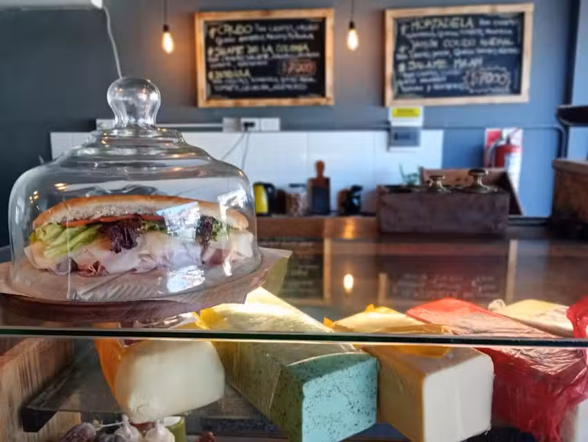 La Sandwicheria almac&eacute;n de campo