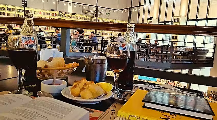 Librer&iacute;a Y Bar C&uacute;spide