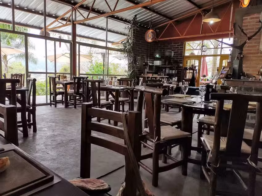 LOS ALVAREZ &ndash; PARRILLA A LE&Ntilde;A