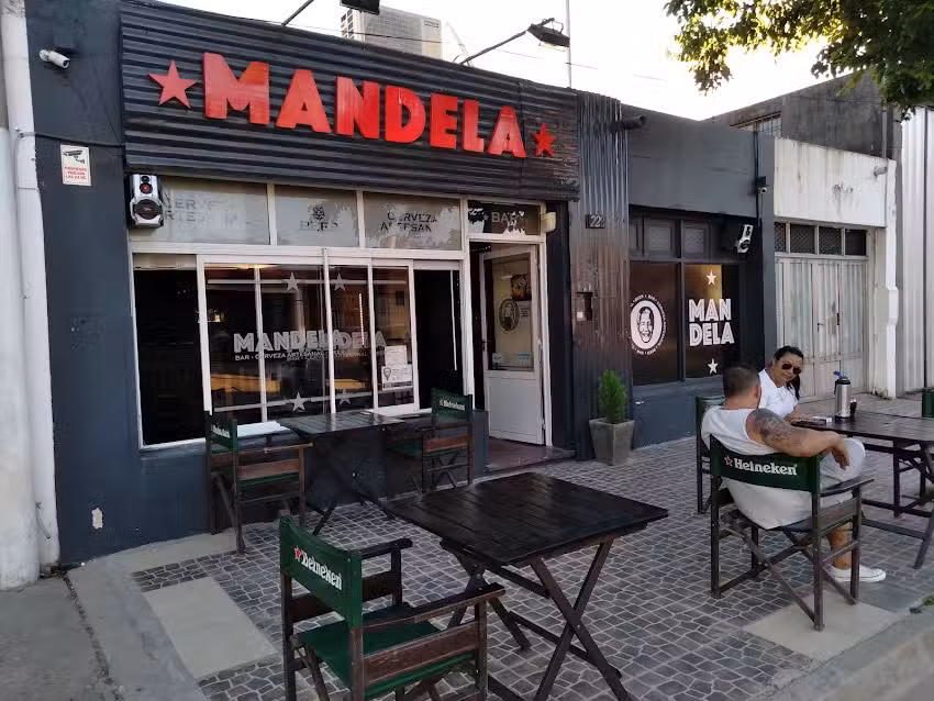 Mandela Rest&oacute; Bar