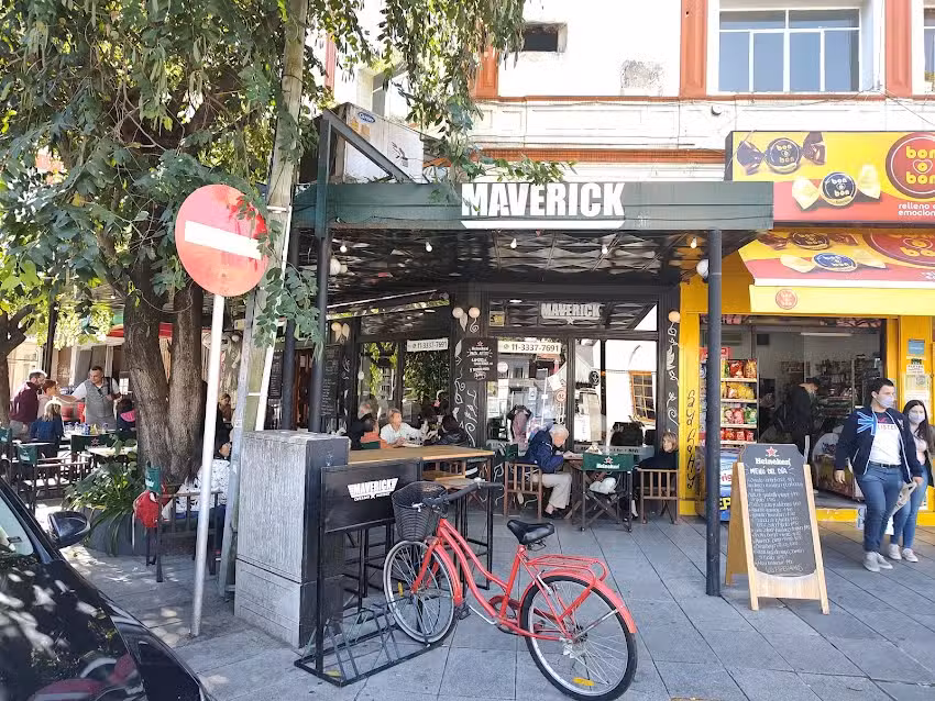 Maverick Caf&eacute; y Bar