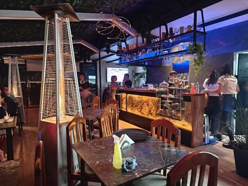 Muelle y confiter&iacute;a La Nautica