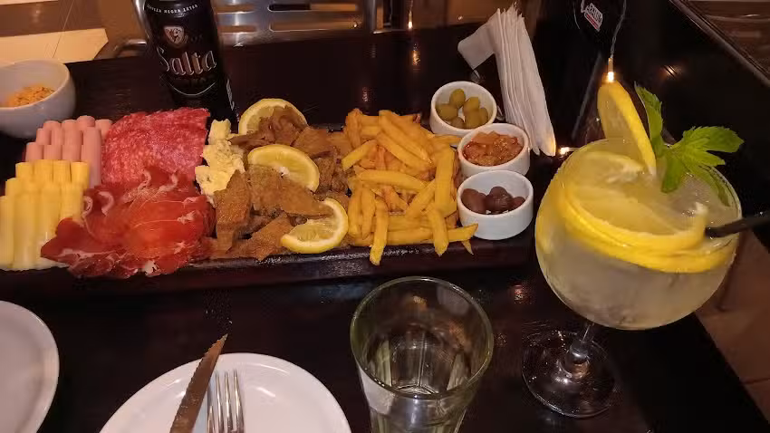 OLIVER CAF&Eacute; BAR 24HORAS