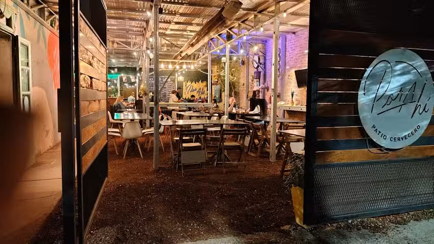 Por Ah&iacute; Patio Cervecero