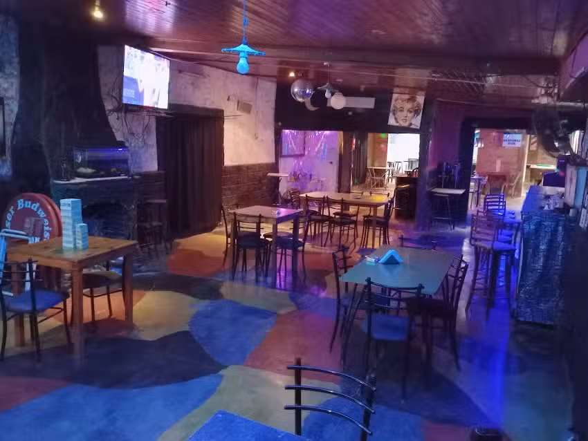 Ren&eacute; pub y pool