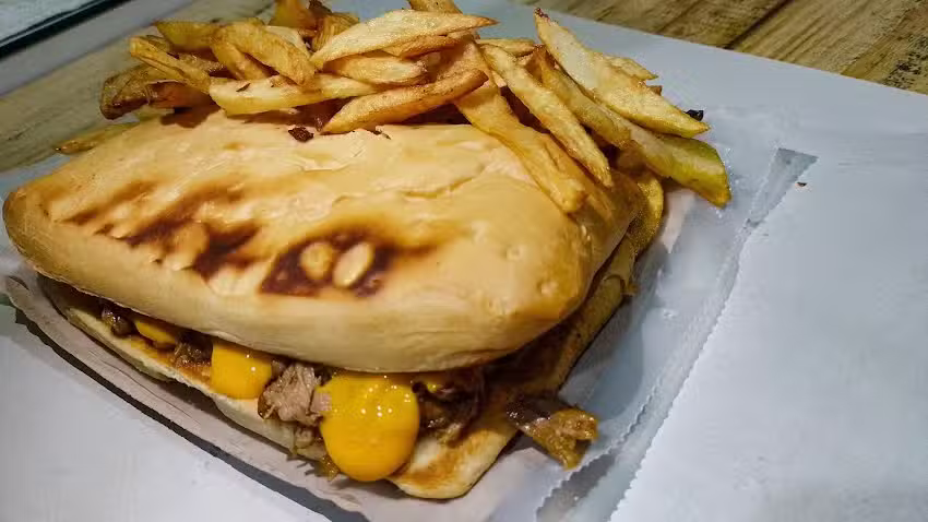 Rotiser&iacute;a La Familia