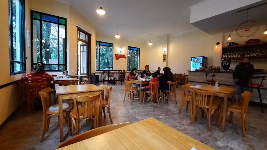 Royal Racer Caf&eacute;