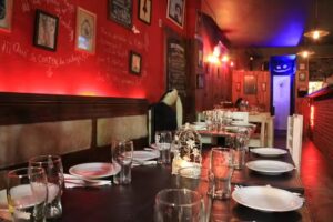 Sigue al Conejo Blanco &ldquo;La Madriguera&rdquo; &ndash; Bar tem&aacute;tico