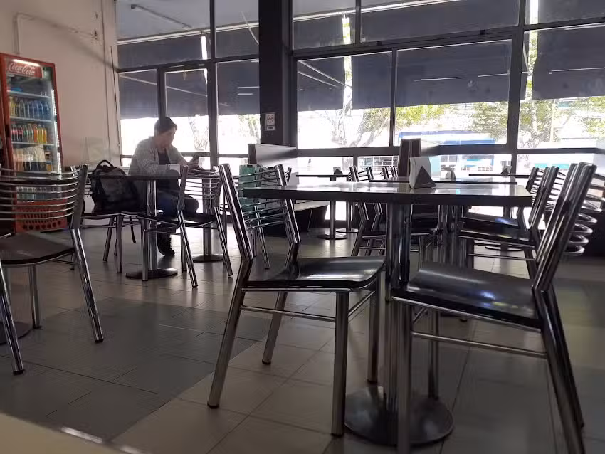 Urbano rest&oacute; bar