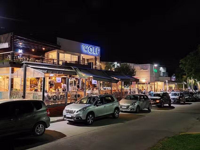 WOLF &ndash; Caf&eacute; & Tapas